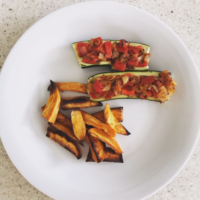 Gevulde courgette met zoete aardappelfrietjes