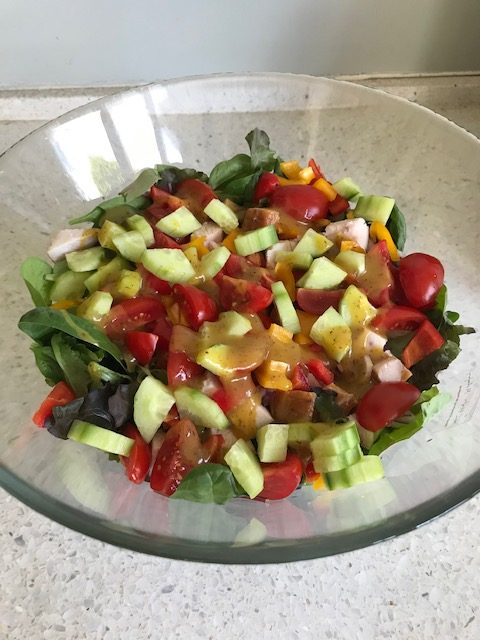 Salade met gerookte kip en honingmosterd dressing