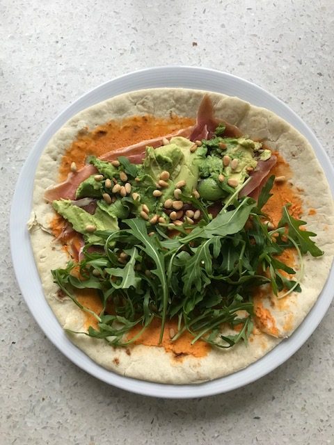 Flatbread met hummus, Italiaanse ham en avocado