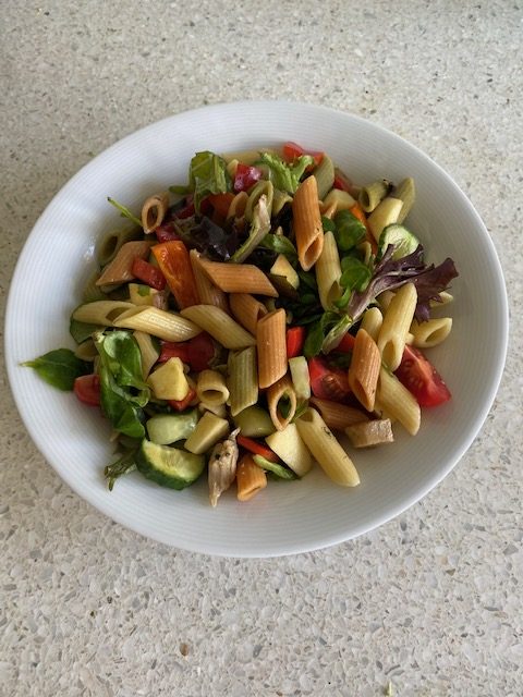 Pastasalade met vegetarische kipstuckjes